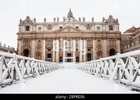 Rome, Italy. February 26, 2018: Rome with snow, Piazza San Pietro St. Peter`s Square in the Vatican city covered with snow. Extraordinary climate even Stock Photo